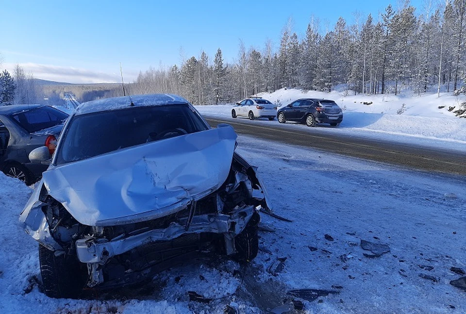Людей, сидевших в Nissan спасли подушки безопасности и пристегнутые ремни. Фото: УГИБДД по Свердловской области