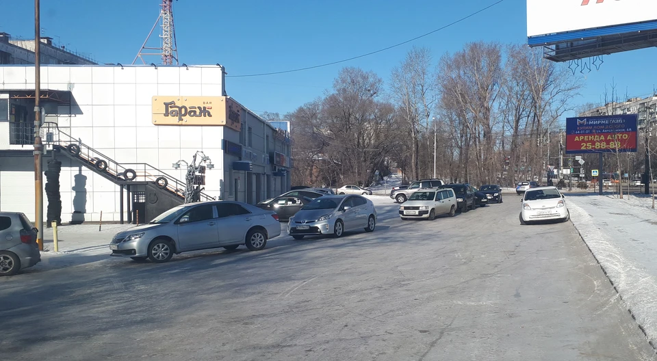 Большинство автомобилистов подъезжают к колонке по правилам