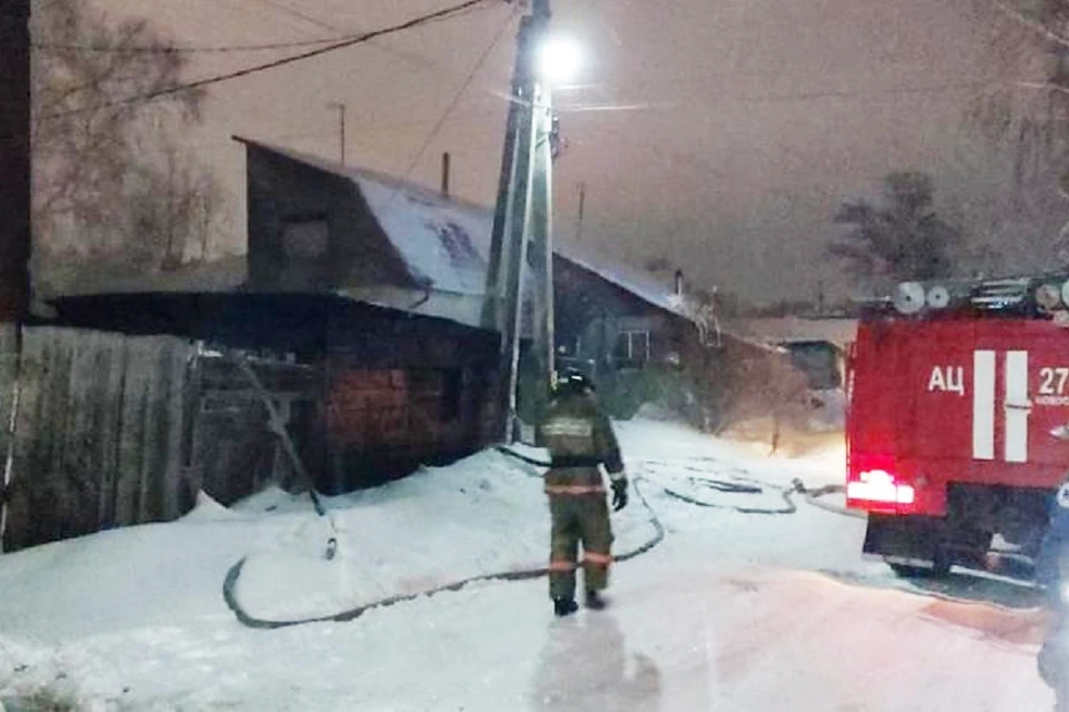 Пожарные не дали огню перейти на дом. Фото: ГУ МЧС по НСО.