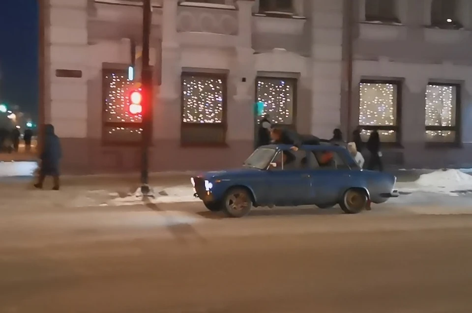 Пассажир решил прокатиться на крыше авто
