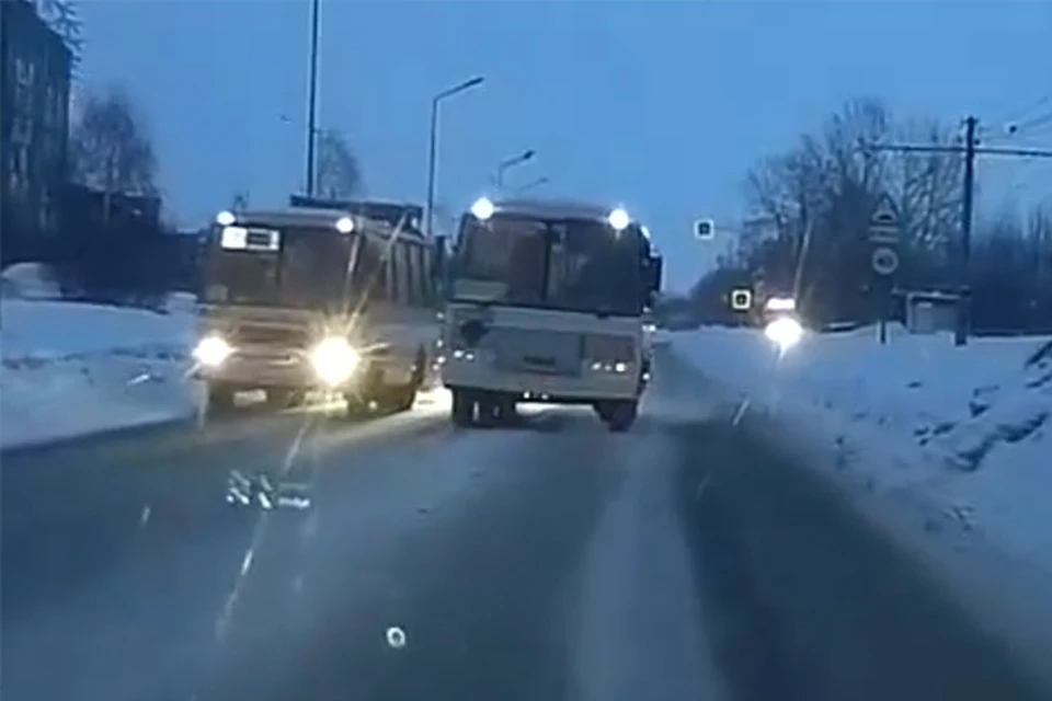 В Новокузнецке местный житель пожаловался на безбашенных водителей маршруток. Фото: "Подслушано Новокузнецк"/ vk.com