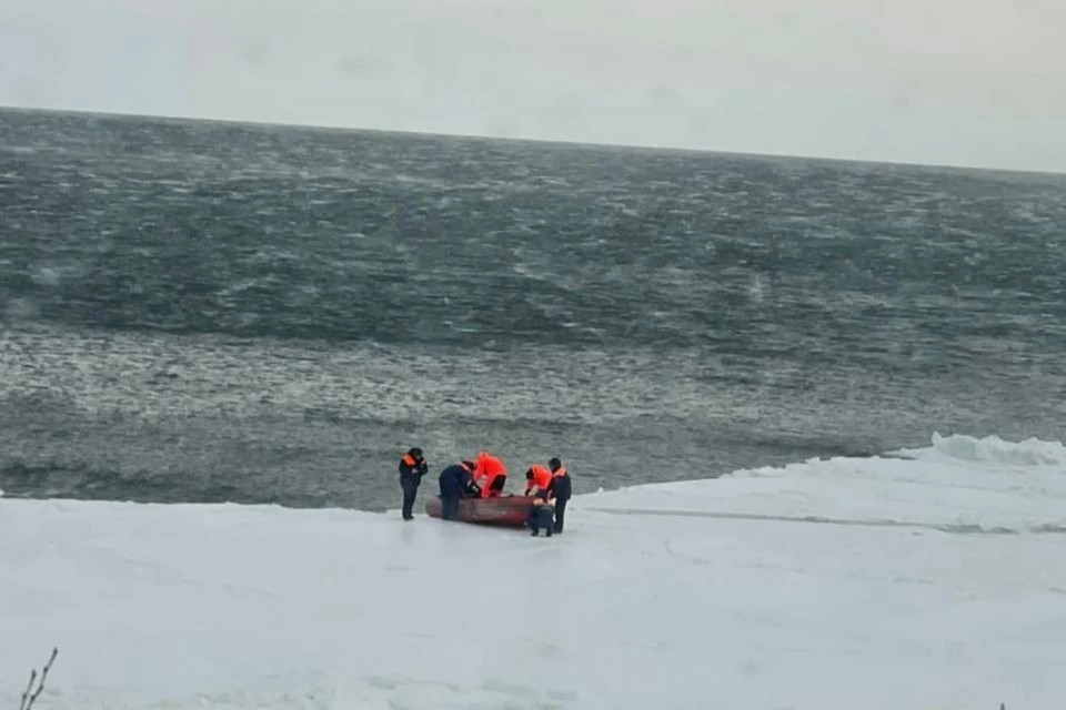 Сотрудники ГИМС спасли рыбаков в заливе Мордвинова