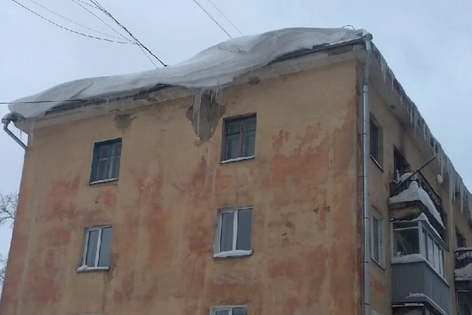 В Новокузнецке упавшим с крыши снегом раздавило машину
