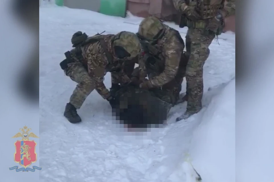 Видео задержания предполагаемого убийцы ветерана показала красноярская полиция. Стоп-кадр видео