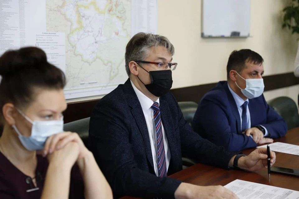Замгубернатора Кузбасса дал территориям три дня на очистку крыш и тротуаров от снега и наледи. Фото: Пресс-служба АПК