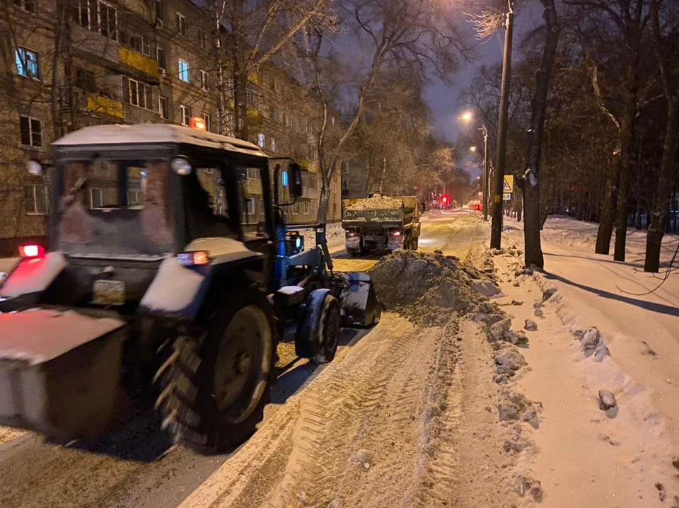 Город продолжает засыпать снегом