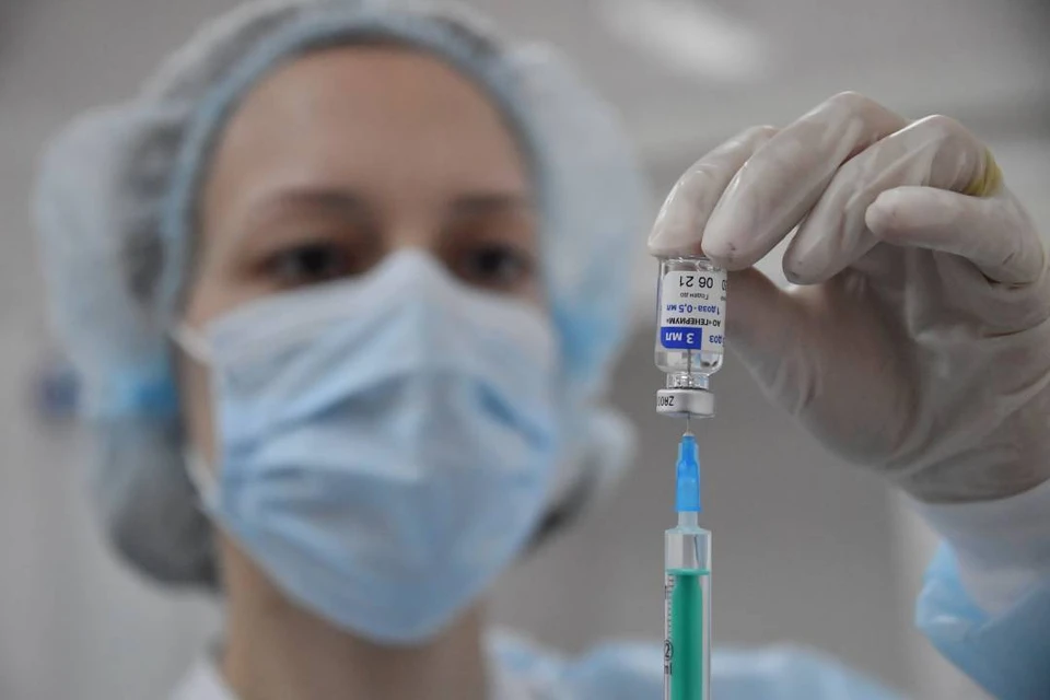 После прививки от коронавируса заподозрил у себя COVID-19: иркутский врач объяснил, что делать