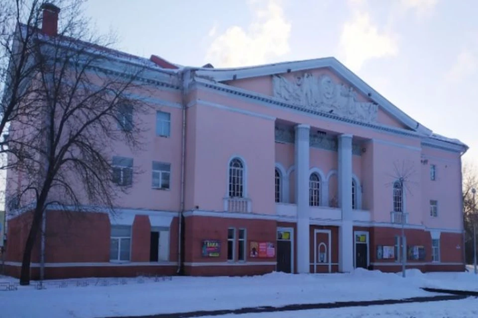 Было решено вернуть ДК в собственность города.Владелец приобрел другую недвижимость через торги, а полученные средства город направил на выкуп Дворца культуры.