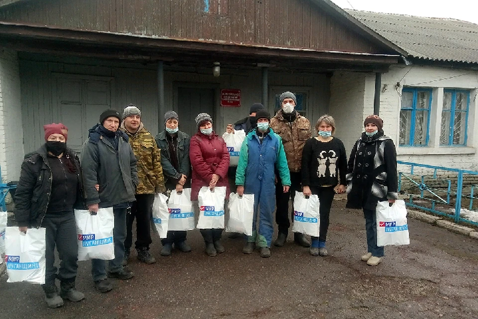 В прифронтовых поселках Южная Ломоватка, Анновка и Вергулевка прошла выдача продуктовых наборов жителям. Фото: mir-lug.info