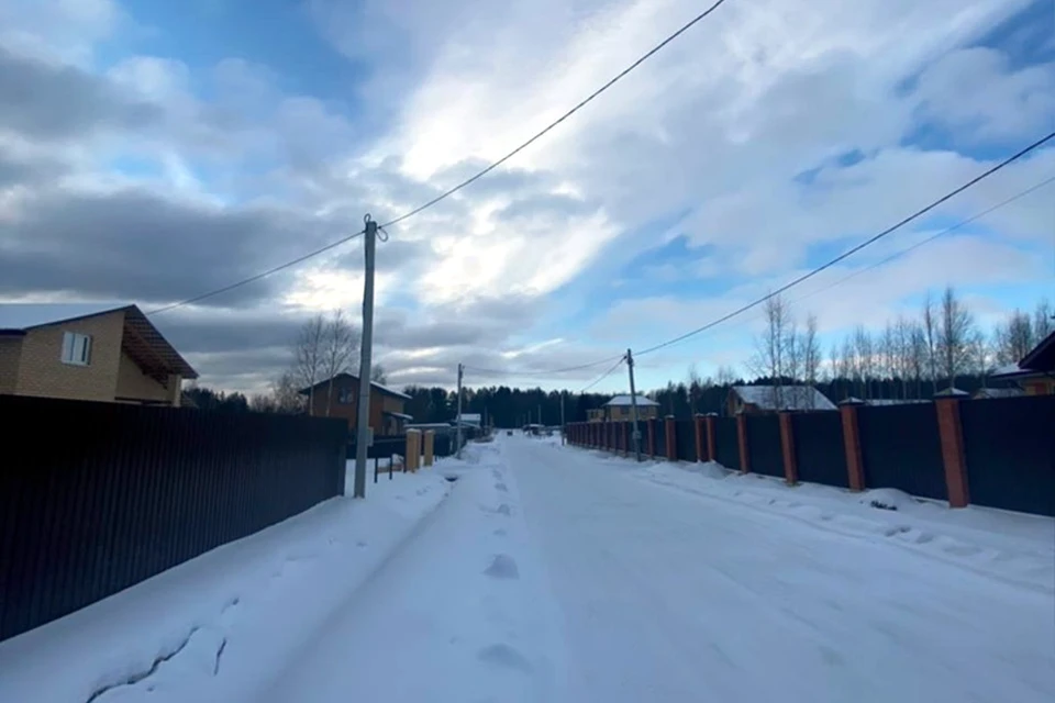 В поселке к каждому жилому дому подведено электричество, но оно есть не всегда. Фото: Ольга Федорова