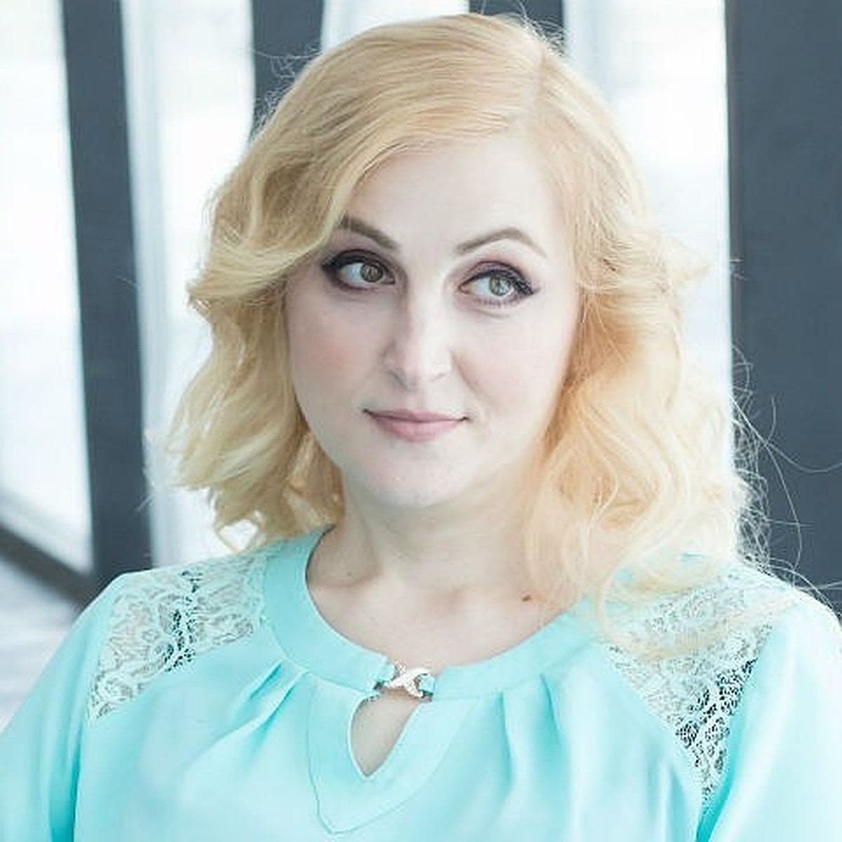 Той көйлегін киіп алған Елена Буйвидис жалаңаш суреттері