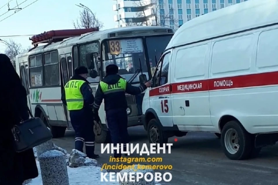 Маршрутка сбила школьника на перекрестке в Кемерове. ФОТО: Инцидент Кемерово