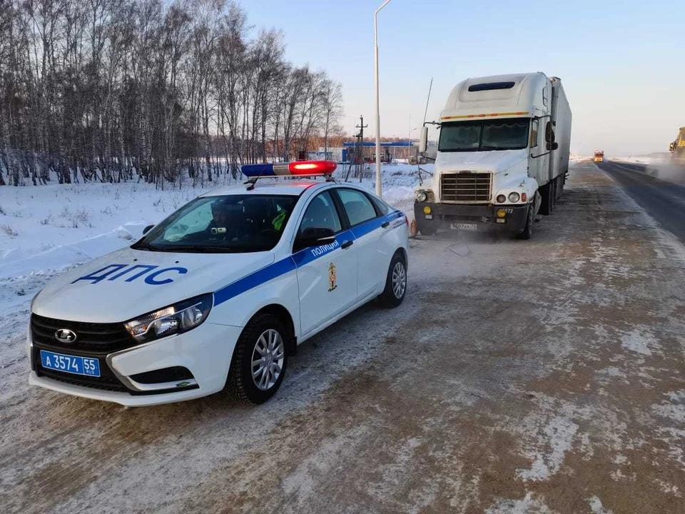 Водителю фуры помогли отогреть автомобиль и продолжить путь.