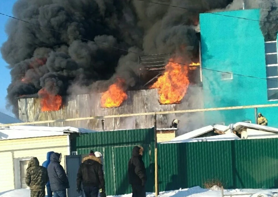Дым от горящего здания виден за несколько километров от места происшествия. Фото: «ЧП Омск»