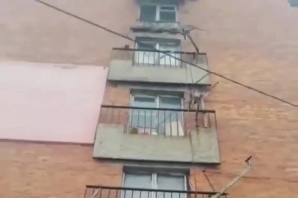 Во Владивостоке в доме на улице Часовитина упал "ложный балкон". Скриншот видео: newsbox24.tv