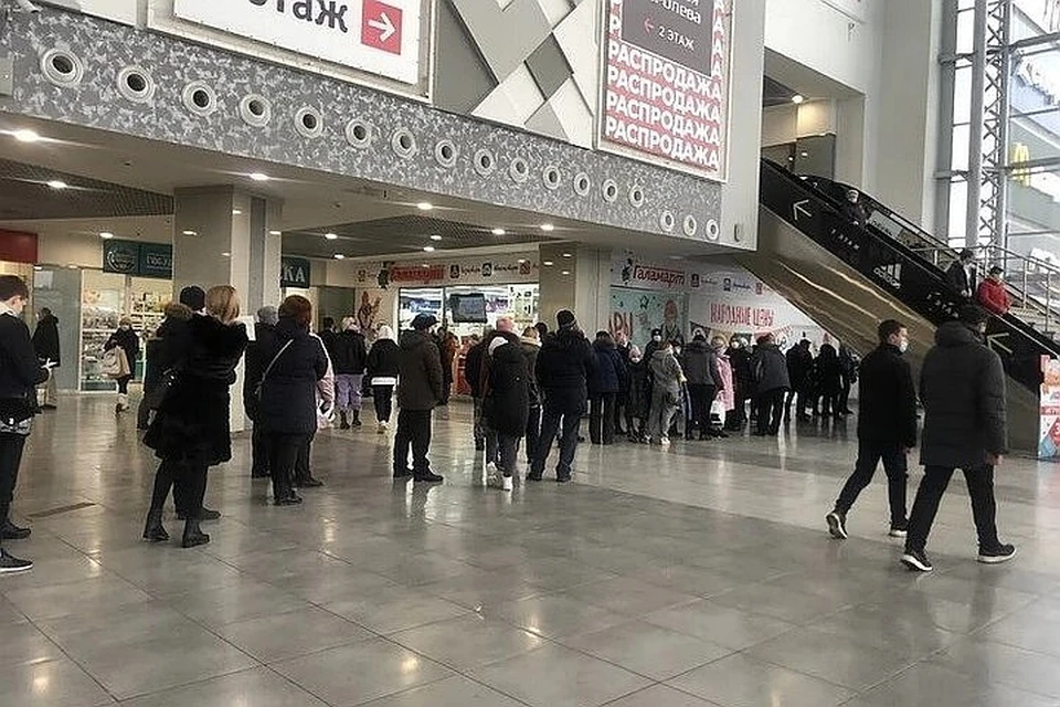 Людей тестируют, чтобы выявить бессимптомных носителей коронавируса.