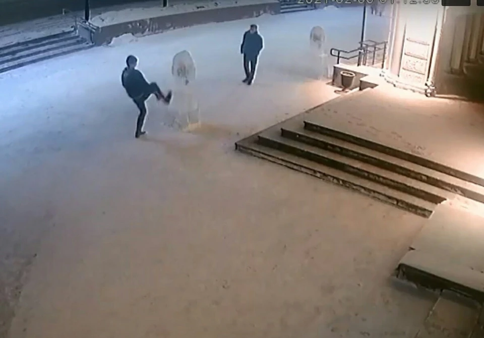 Вандалы попали на запись камер наблюдения. Фото: скриншот видео (УМВД России по Омской области)