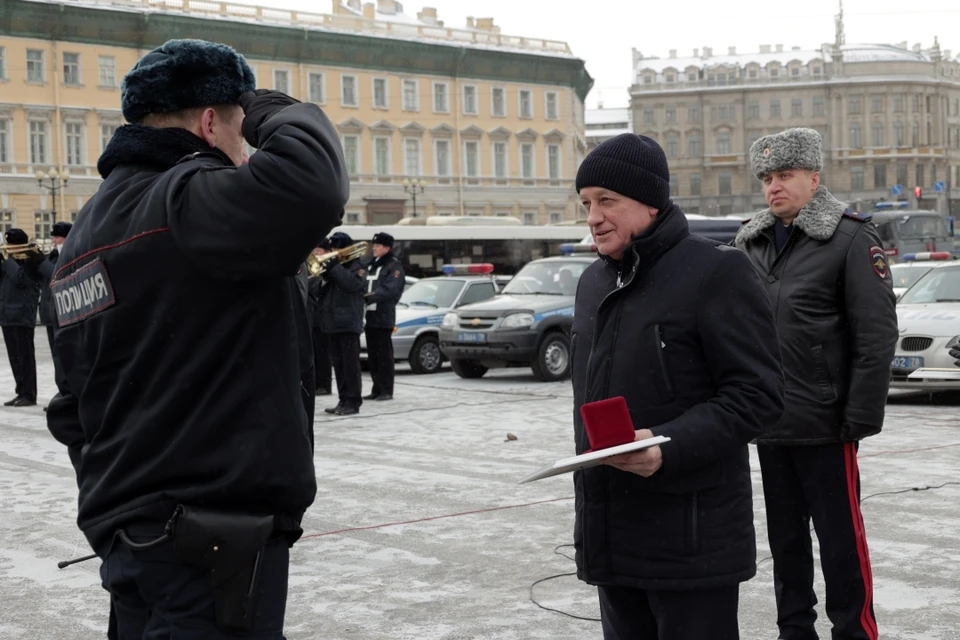 В Петербурге наградили силовиков, участвовавших в обороне города во время незаконных акций протеста. Фото: assembly.spb.ru
