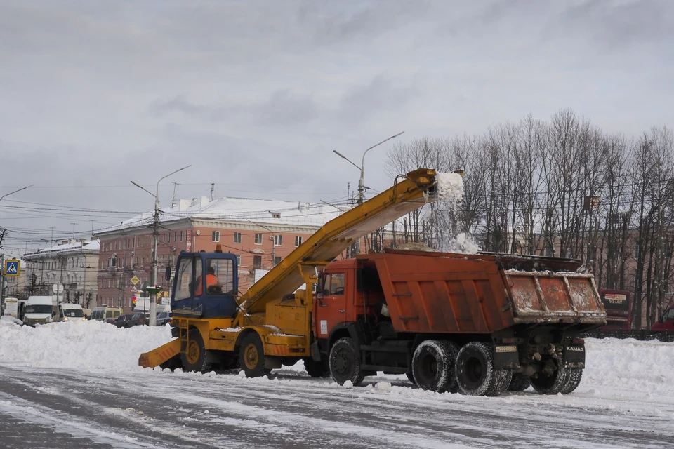 102 единицы техники и 128 рабочих убирают Тулу днем 14 февраля