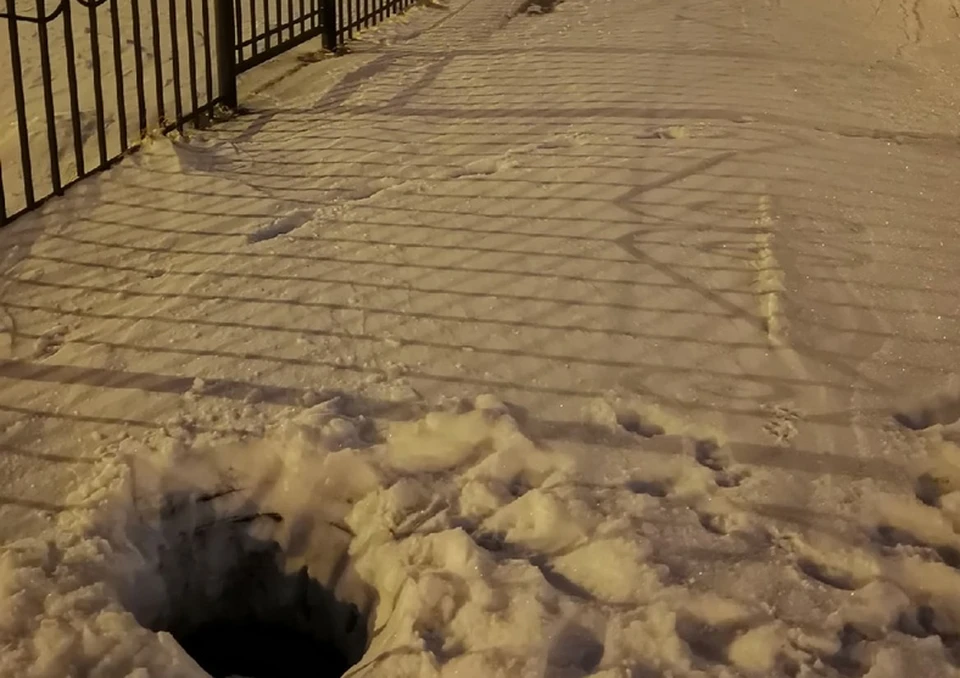 В Тюмени женщина провалилась в люк по дороге на работу.