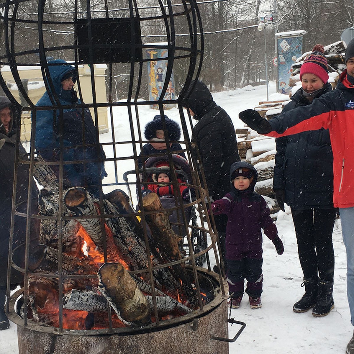 Мой костёр прохожих греет: жители Сокольников спасаются от мороза с помощью  берёзовых дров - KP.RU