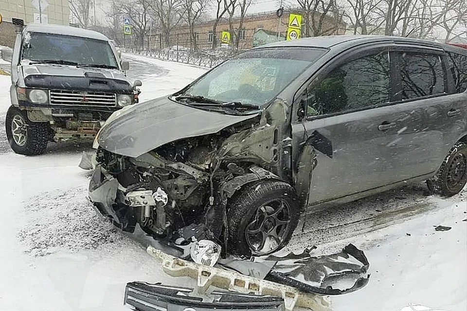 Одно из ДТП во Владивостоке 15 февраля. Фото: Instagram/AK_VDK, dps_vl