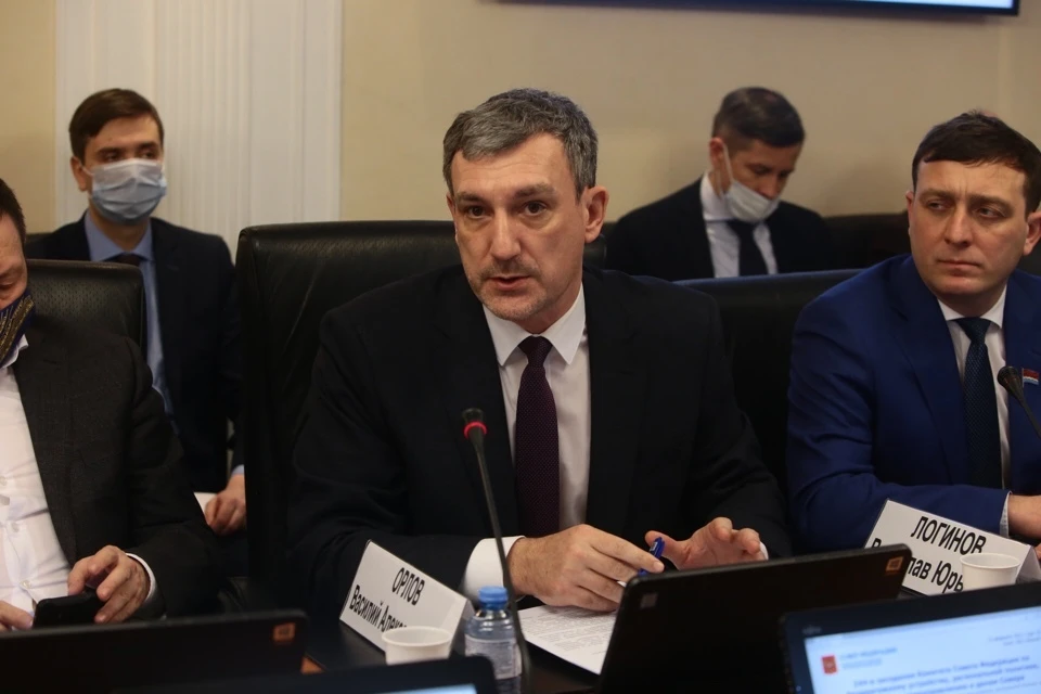 Губернатор Василий Орлов считает, что проблему переселения жителей аварийных домов в зоне БАМа необходимо решить на федеральном уровне. Фото: пресс-служба правительства Амурской области.