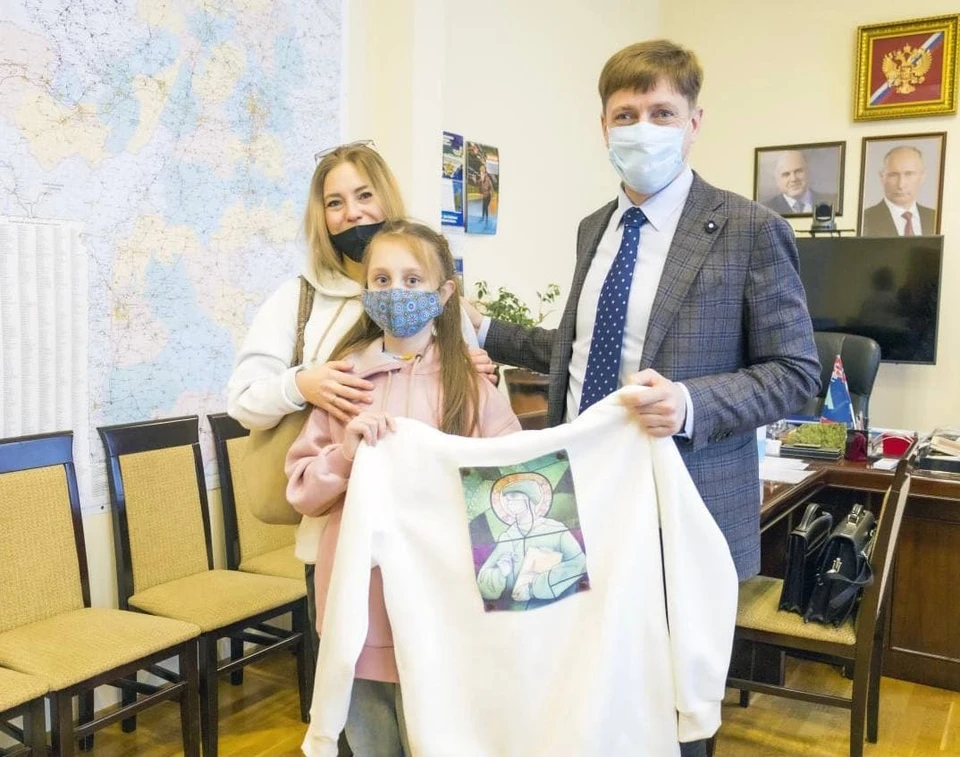 Креативными худи девочка хочет поблагодарить врачей «красной зоны» за их нелегкий труд. Фото: пресс-служба минздрава Челябинской области
