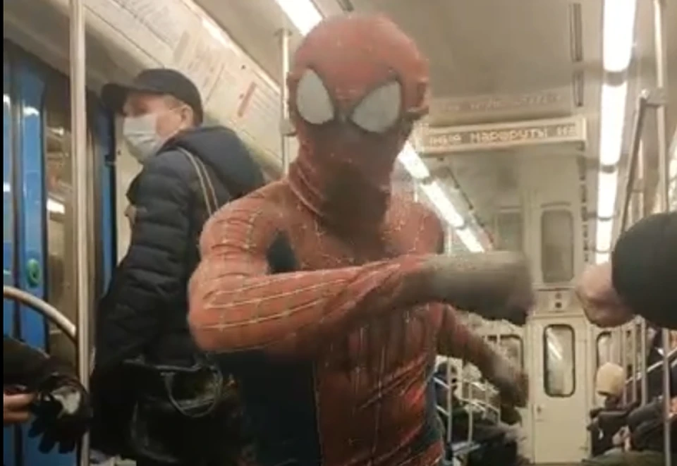 Человек-паук в метро.