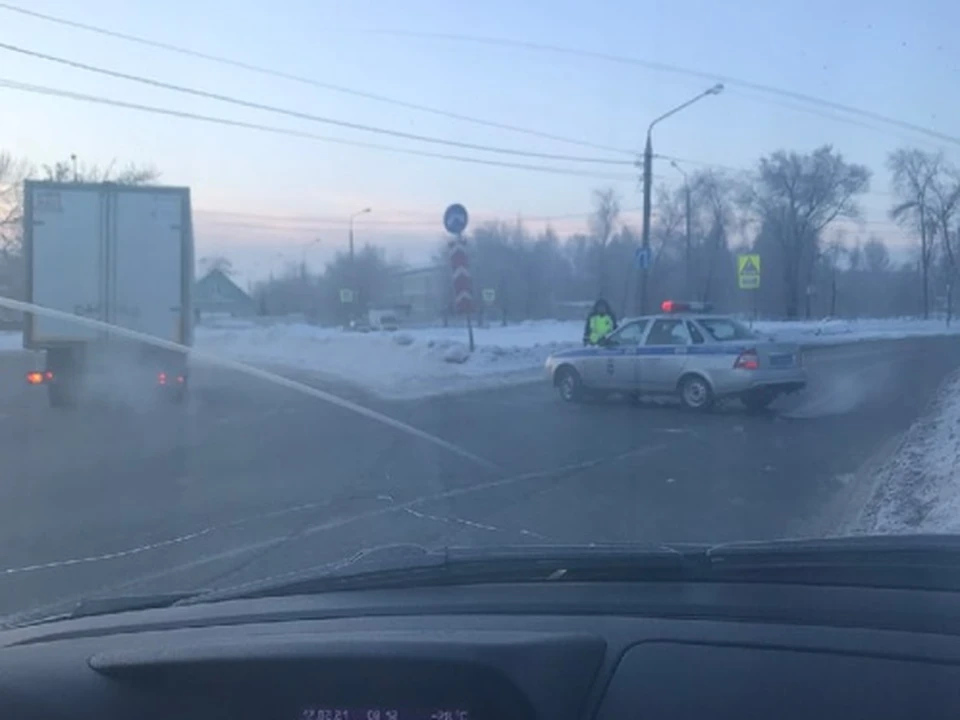 Сотрудники ДПС разворачивают транспорт на кольце Магистральной Фото: Татьяна Воронкова
