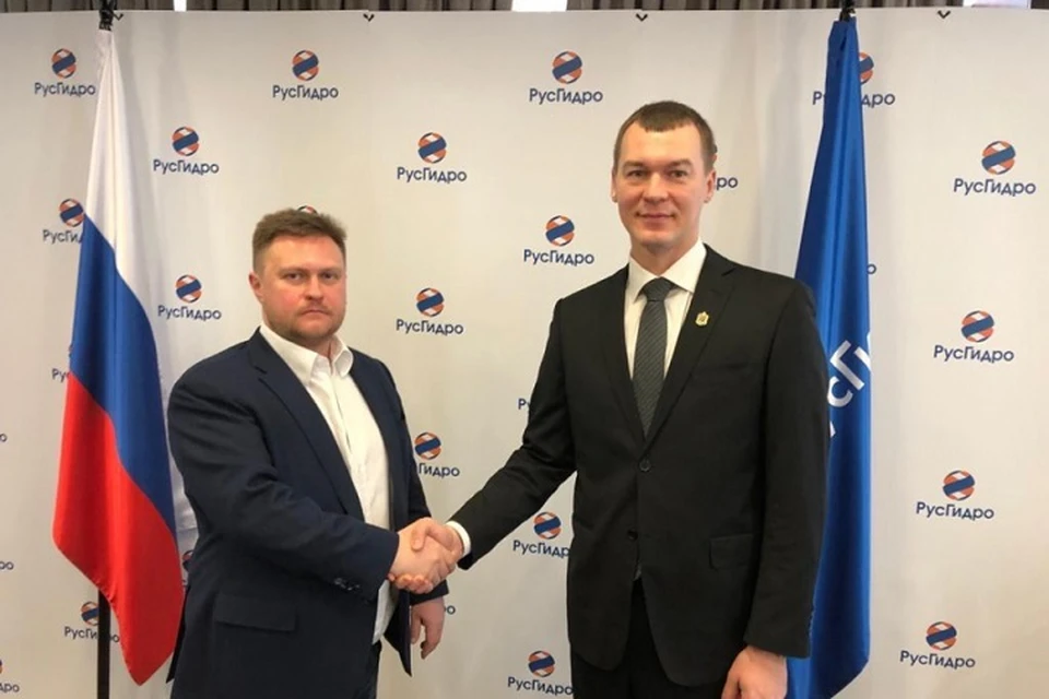 Михаил Дегтярев поблагодарил холдинг в лице Виктора Хмарина за активную помощь в развитии теплоэнергетики в крае. Фото: правительство Хабаровского края