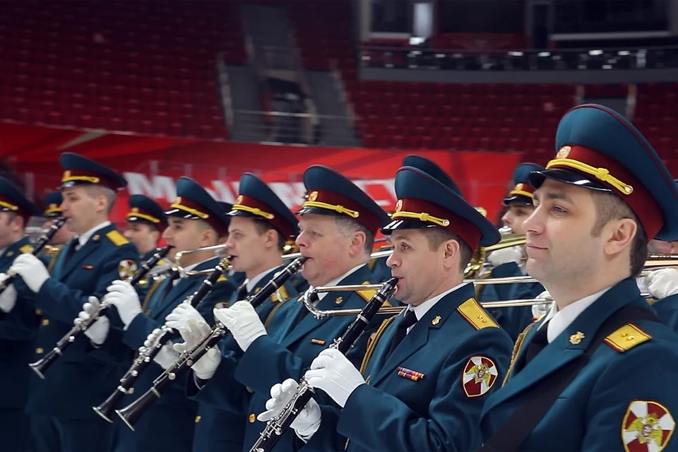 Спортсмены и музыканты выступили вместе на льду под руководством начальника оркестра полковника Азата Шахмухаметова