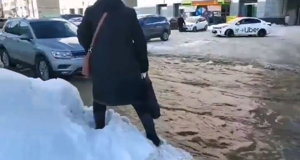 Проспект Октября и соседние улицы затопило в Нижнем Новгороде 18 февраля