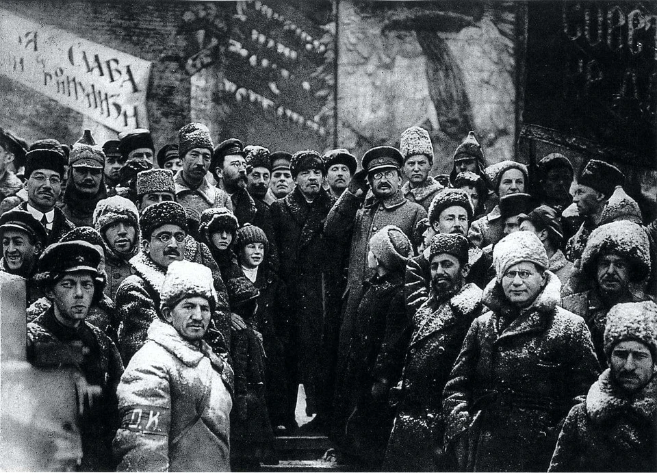 На этом фото - Сталин и Ленин с соратниками до репрессий, 1918 г. Источник фото: facebook/Сергей Черных