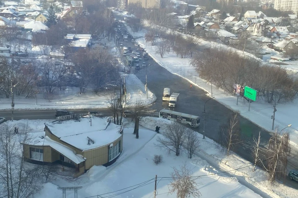 Автомобилисты вынуждены ехать по колеса в воде. Фото: Ольга Демьяненко
