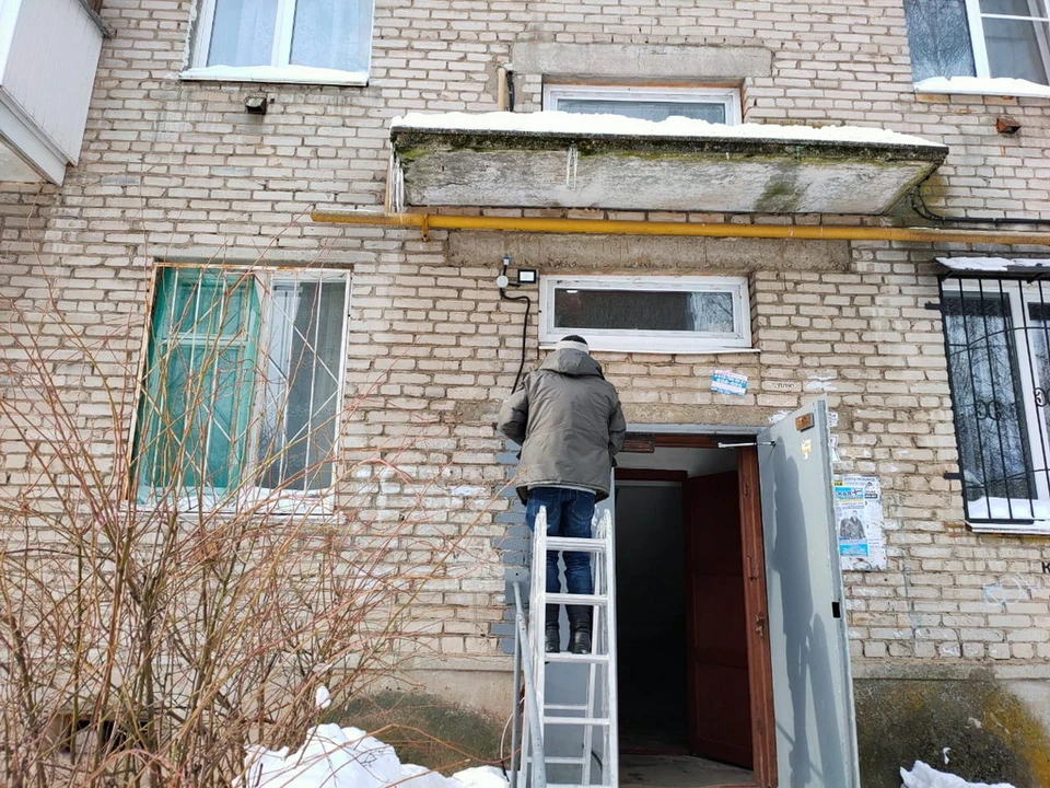 Смоленский депутат помог установить новые светильники на улице Соколовского. Фото: пресс-служба смоленского горсовета.