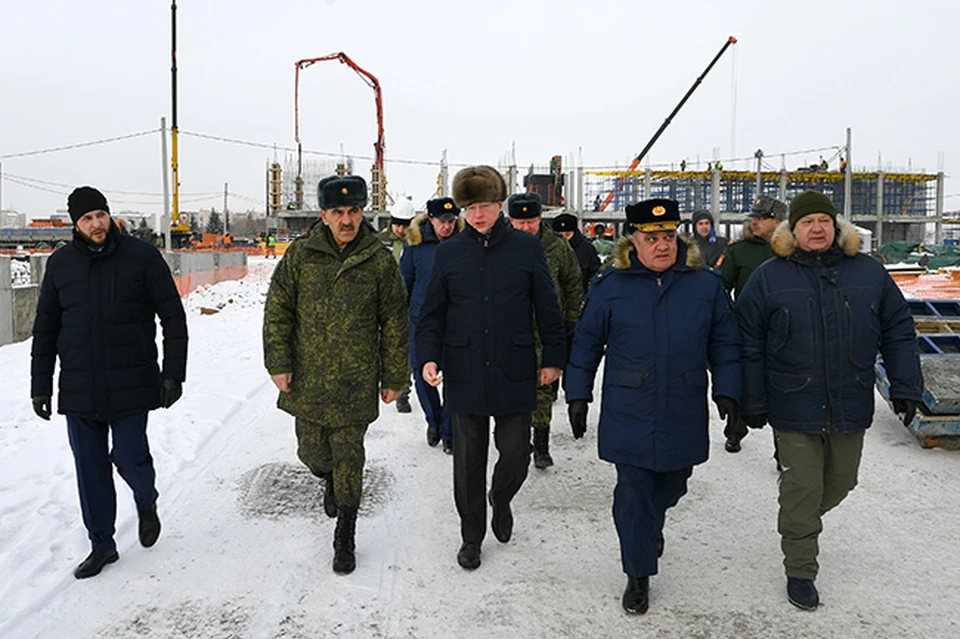 На этой неделе осмотреть ход работ на стройке приезжал заместитель Министра обороны РФ Юнус-Бек Евкуров.