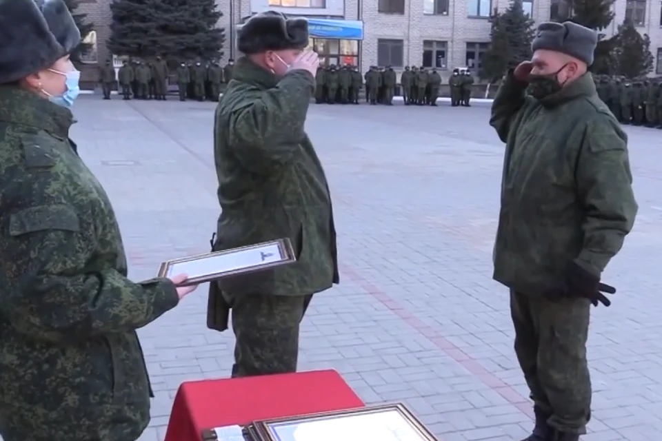 Военнослужащих наградили по случаю Дня защитника Отечества. Фото: НМ ЛНР