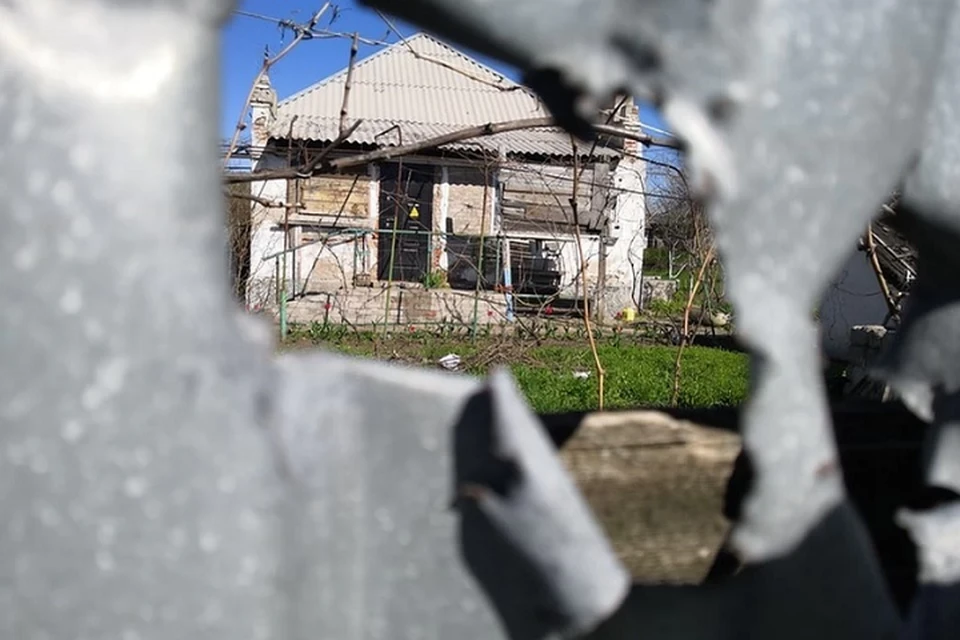 Жителей поселка попросили покинуть улицы и занять безопасные места