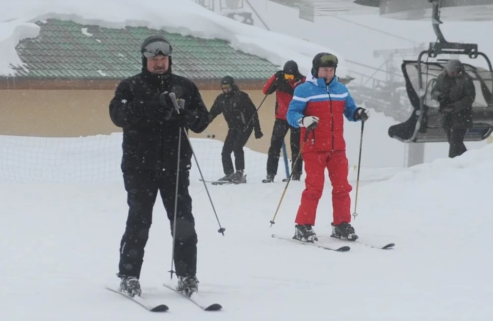 Путин и Лукашенко покатались на лыжах и снегоходах в Красной поляне.