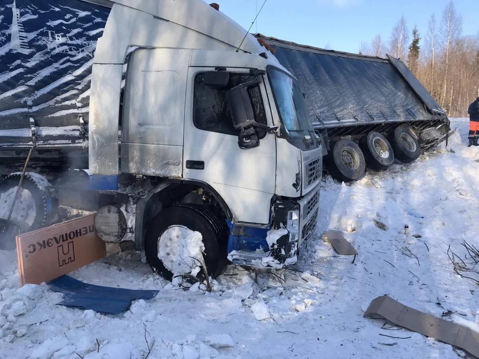Вытащить самостоятельно грузовик не удается. Фото: vk.com/public105557620