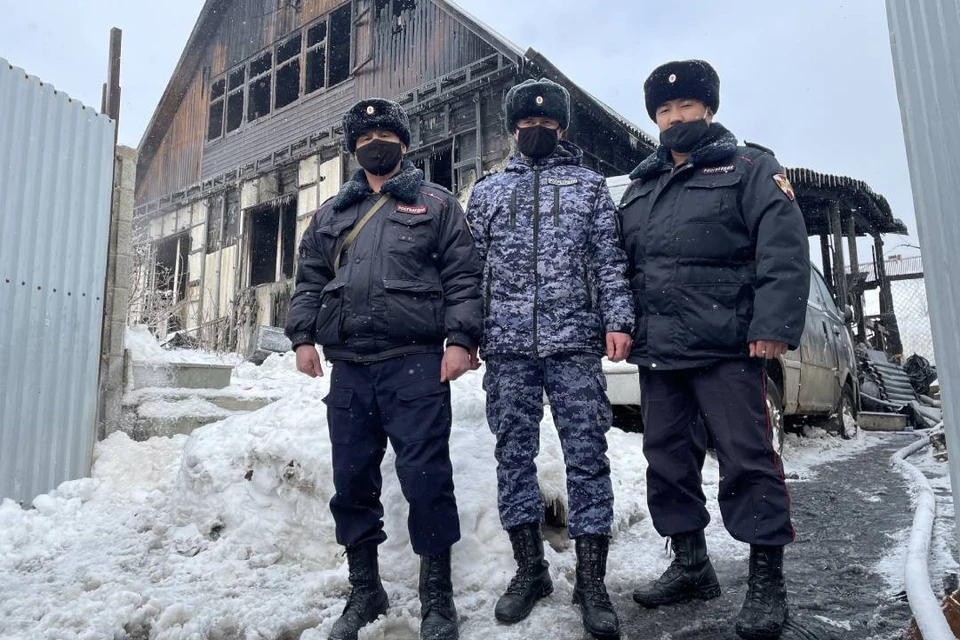 Сотрудники Росгвардии 23 февраля спасли на пожаре пожилую иркутянку. Фото: Управление Росгвардии по Иркутской области.
