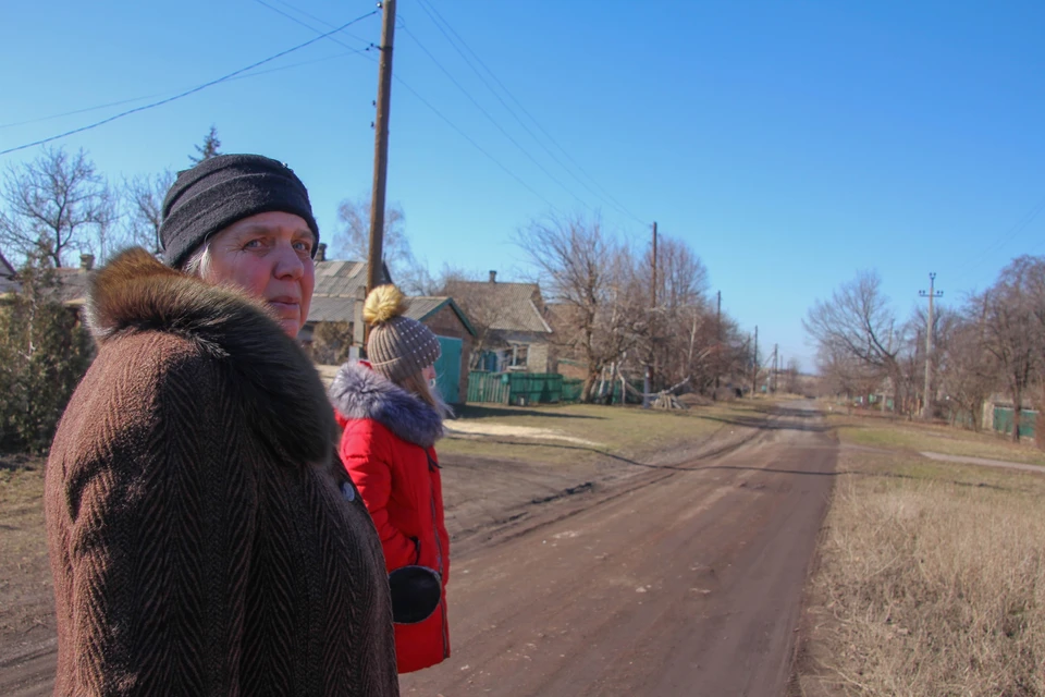 Мать раненного парня просит не выходить на простреливаемую дорогу, однако им деваться некуда, их дом находится в паре сотен метров от украинских позиций