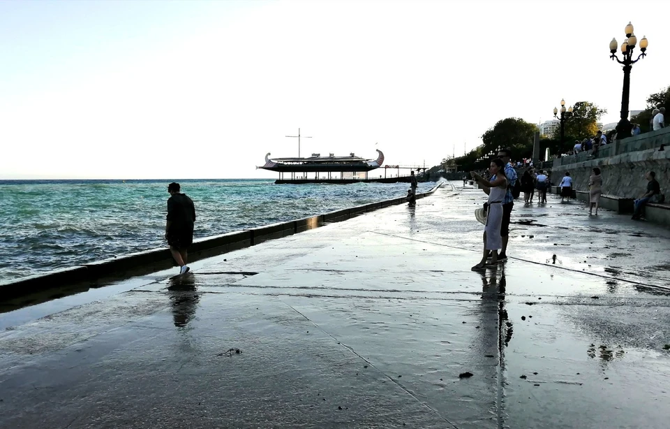 Ялта привлекает туристов во все времена года.