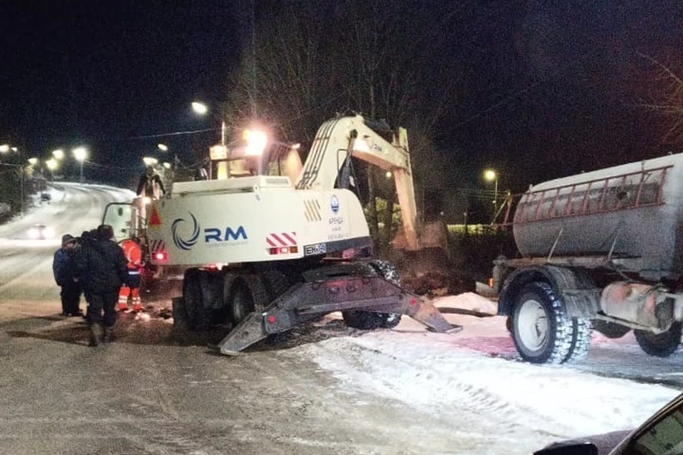 Около одного из домов произошел прорыв трубопровода.