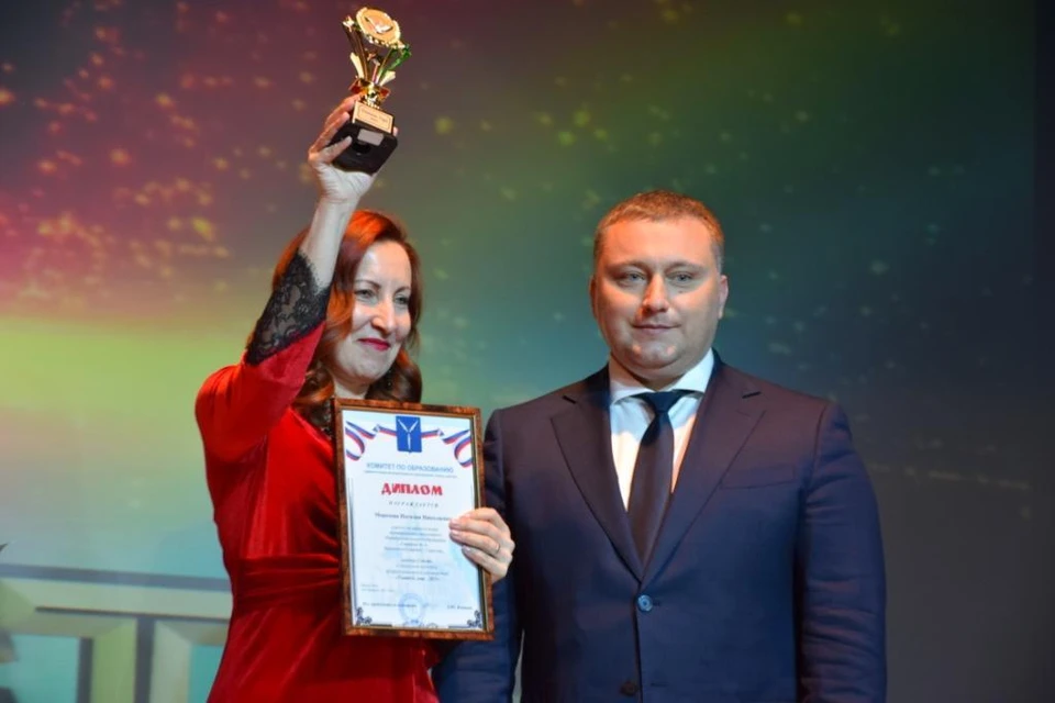 Победительница Наталья Морозова и первый заммэра Сергей Грачев
