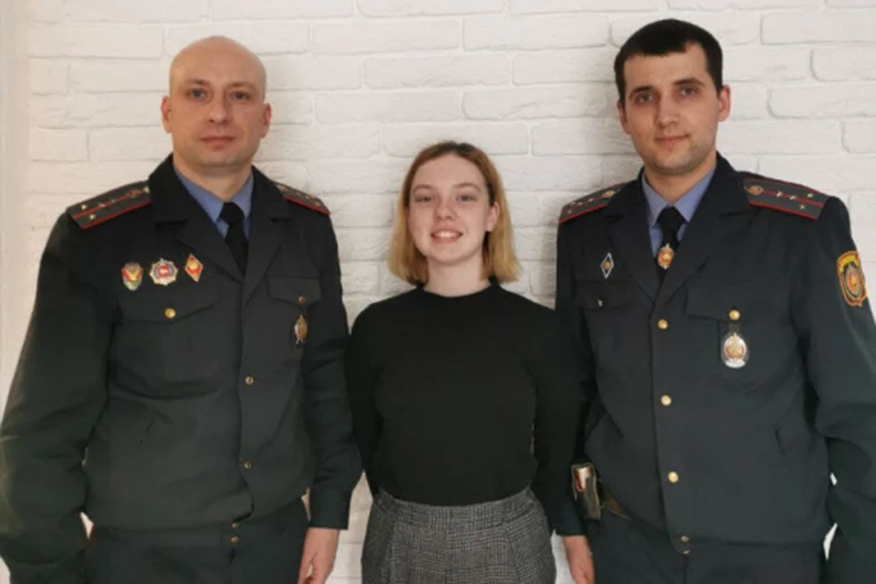 Милиционеры помогли девушке, которая потеряла телефон и пошла пешком в деревню к бабушке, испугавшись, что родители ее накажут. Фото: УВД Гродно.