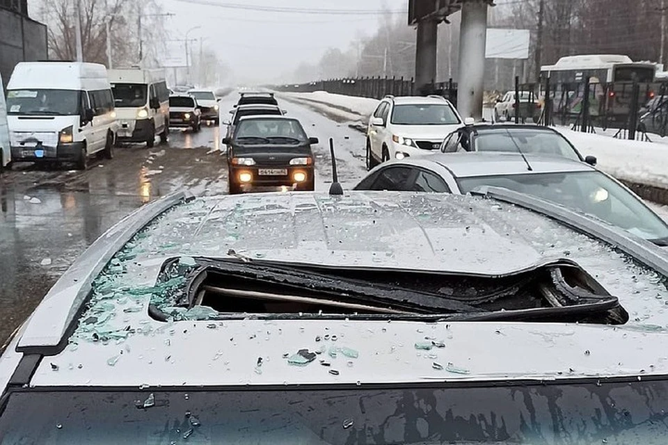 В Рязани прямо на ходу разбомбило упавшими глыбами легковой автомобиль. Фото: ПУВР | Руслан Белов.