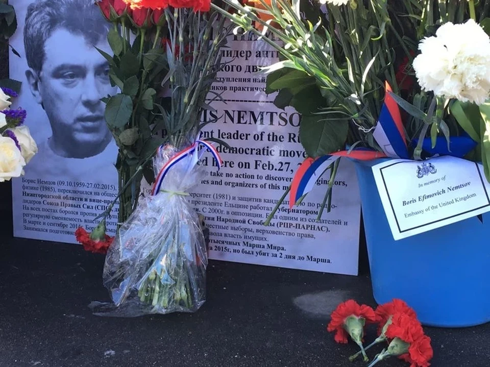 ткрытка на Москворецком мосту от иностранных дипломатов на акции памяти Бориса Немцова