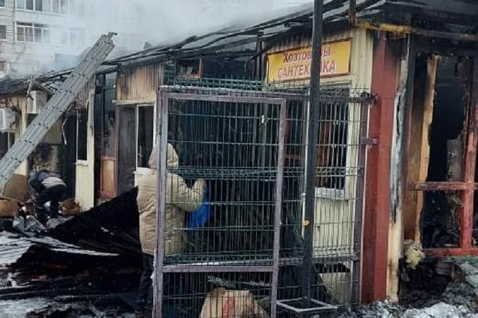 Пожар в приволжском. Пожар в Казани сейчас в Приволжском районе. Пожар в Казани в Приволжском рынке. Приволжский рынок Казань пожар. Пожар на Мавлютова.